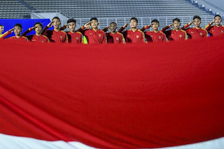 Pemain Timnas U-16 Indonesia menyanyikan lagu Indonesia Raya sebelum pertandingan melawan Timnas Kepulauan Mariana Utara U-16 pada laga kualifikasi Piala AFC U-16 2020 di Stadion Madya, Jakarta, Rabu (18/9/2019). Timnas U-16 Indonesia berhasil menang telak dengan skor 15-1 atas Mariana Utara.