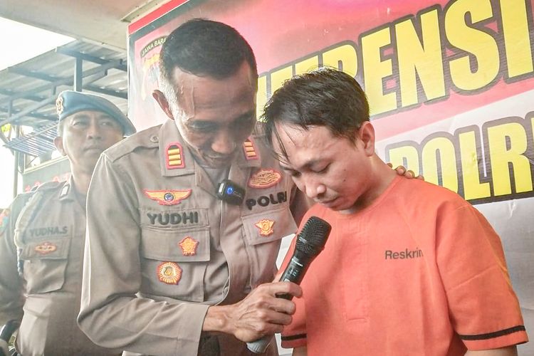Aksi Zeprin (35), seorang pelaku pencurian barang elektronik bermodus jual stiker imbauan narkoba harus berakhir di jeruji besi Polres Cimahi, Rabu (12/7/2023).