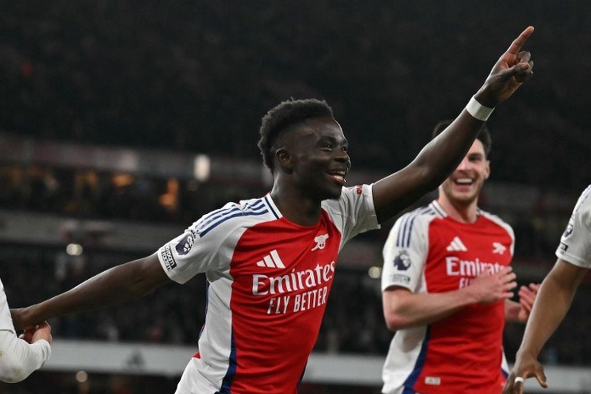 Bukayo Saka mencetak gol kedua timnya dalam pertandingan Liga Inggris 2024-2025 antara Arsenal vs Fulham di Stadion Emirates di London pada 1 April 2025. (Photo by Glyn KIRK / AFP)