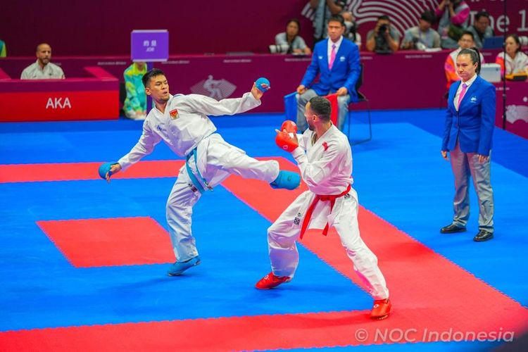 Aksi karateka Indonesia Ignatius Joshua Kandou (kiri) saat berjuang pada Asian Games 2022 China, Kamis (5/10/2023).