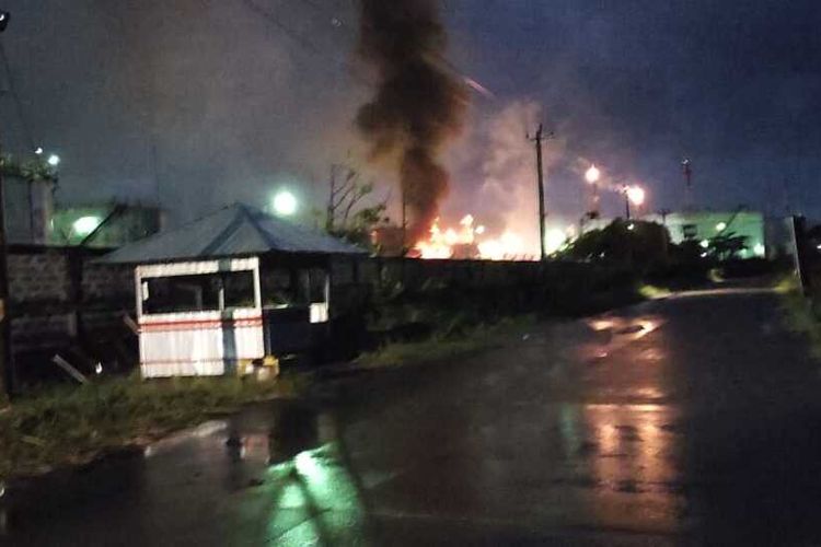 Kebakaran kilang di area Pertamina Refinery Unit (RU) IV Cilacap, Jawa Tengah, Jumat (11/6/2021) malam.