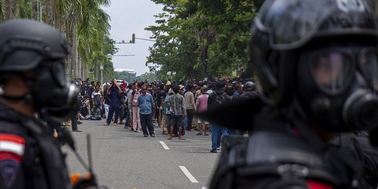 Polisi lengkap dengan peralatan anti huru hara menjaga aksi unjuk rasa warga Pulau Rempang di Kantor Badan Pengusahaan (BP) Batam, Batam, Kepulauan Riau, Senin (11/9/2023). Aksi yang menolak rencana pemerintah merelokasi mereka tersebut berakhir ricuh. ANTARA FOTO/Teguh Prihatna/Spt.