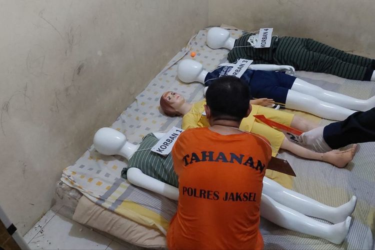 Panca Darmansyah (41), ayah yang bunuh empat anak di Jagakarsa, Jakarta Selatan, saat memeragakan adegan konstruksi terkait kasus pembunuhan empat anaknya di Jagakarsa, Jakarta Selatan, Jumat (29/12/2023).