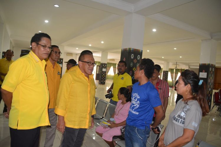 Aburizal Bakrie kunjungi pengungsi banjir dan longsor di Manggarai Barat, NTT, Kamis (21/3/2019).