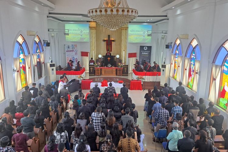Ratusan Jemaat Gereja Toraja Jemaat Tello Batua Klasis Makassar Tengah di Jalan Sermani Kota Makassar, Sulawesi Selatan (Sulsel) Melaksanakan Ibadah Jumat Agung, Jumat (7/4/2023).