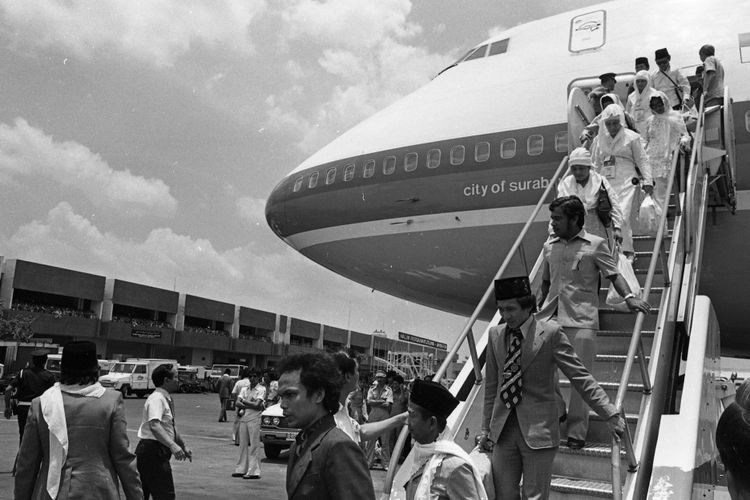 Sebanyak 425 jemaah haji tiba kembali di bandara Halim Perdanakusuma dari Tanah Suci. Mereka merupakan Kloter ke III  yang terdiri dari anggota ABRI dan umum diangkut oleh jumbo Boeing 747 Garuda City of Surabaya.

Terkait berita Kompas, 15-10-1981, 3
Judul Amplop: Jamaah Haji Pertama Tiba di Halim