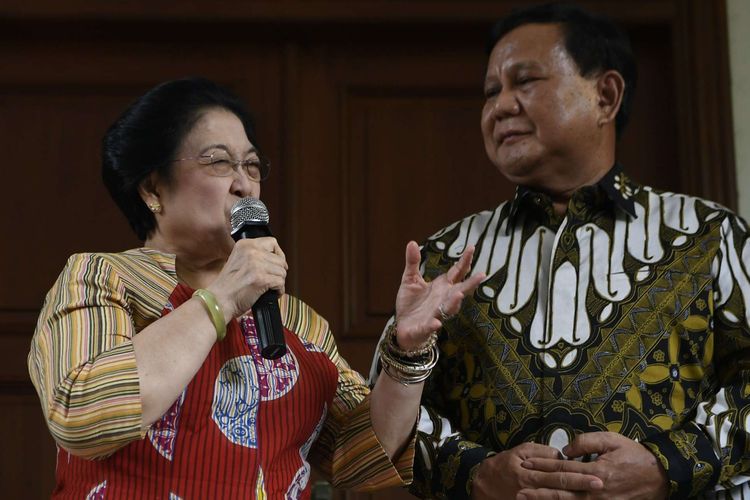 Ketua Umum PDI Perjuangan Megawati Soekarnoputri (tengah) dan Ketua Umum Partai Gerindra Prabowo Subianto (kanan) disaksikan Politikus PDI Perjuangan yang juga Menko PMK Puan Maharani (kiri) menyampaikan keterangan pers usai pertemuan tertutup di Jakarta, Rabu (24/7/2019). Pertemuan kedua tokoh nasional bersama sejumlah elit Partai Gerindra dan PDI Perjuangan tersebut dalam rangka silaturahmi pasca Pemilu Presiden 2019.