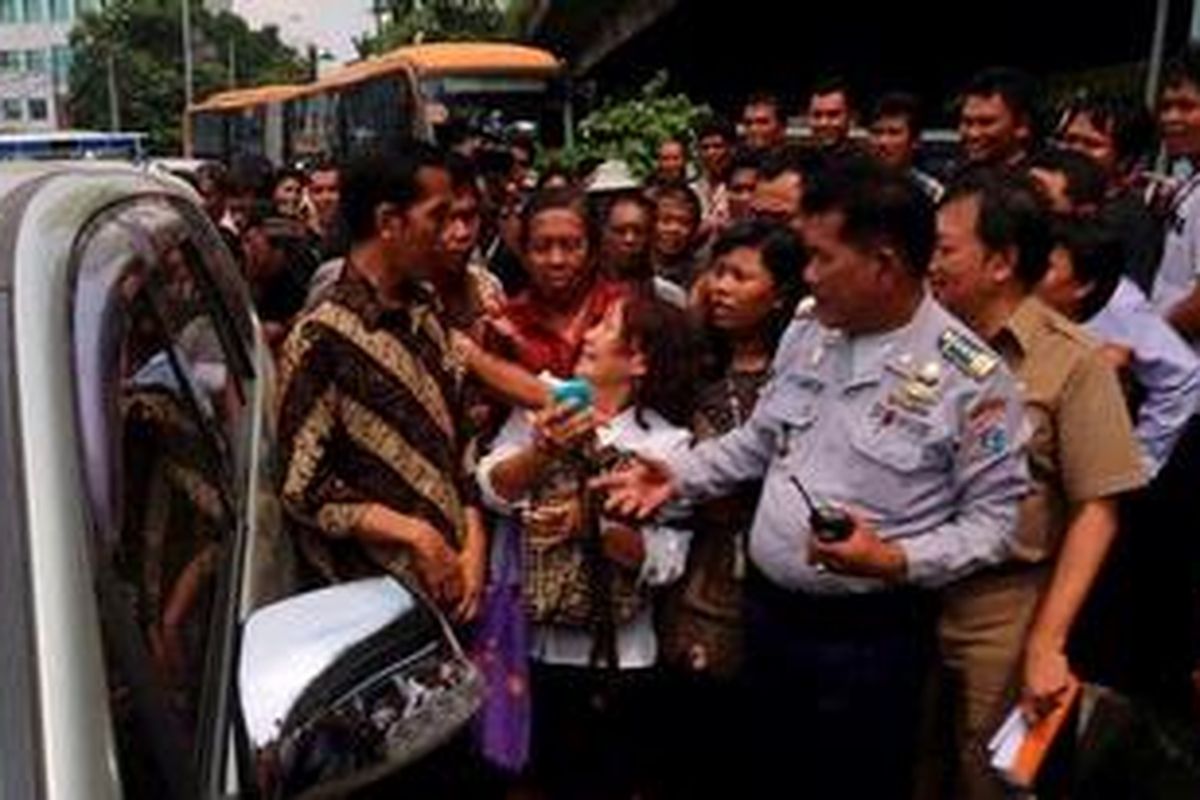 Gubernur DKI Jakarta Joko Widodo mengunjungi Terminal Kampung Melayu, J Jakarta, Rabu (17/10/2012). Pada hari kedua masa kerjanya, Joko Widodo yang akbrab dipanggil Jokowi sidak ke sejumlah terminal di Jakarta