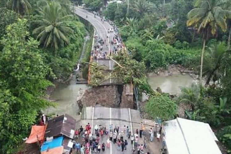 Jembatan penghubung Padang-Bukittinggi putus total di kawasan Korong Pasa Usang Nagari Kayu Tanam Kecamatan 2x11 Enam Lingkung Kabupaten Padang Pariaman, Senin (10/12/2018) sore.