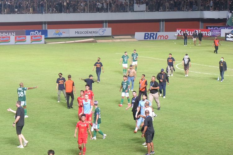 Suasana usai laga pekan keenam Liga 1 2023-2024 antara PSS vs Persija Jakarta di Stadion Maguwoharjo, Sleman, DI Yogyakarta, Jumat (4/8/2023). Sejumlah penonton tampak masuk ke arena pertandingan PSS vs Persija.
