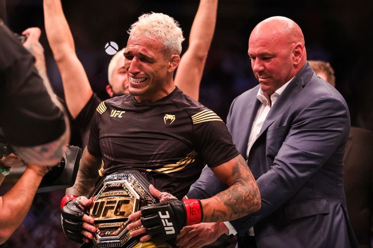 HOUSTON, TEXAS - MAY 15: Dana White places the belt on Charles Oliveira after he defeated Michael Chandler during their Championship Lightweight Bout of UFC 262 at Toyota Center on May 15, 2021 in Houston, Texas.   Carmen Mandato/Getty Images/AFP (Photo by Carmen Mandato / GETTY IMAGES NORTH AMERICA / Getty Images via AFP)