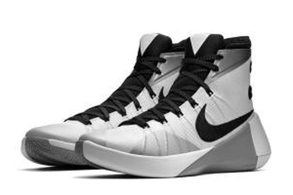 Nike Hyperdunk 2015 yang dibuat berdasar inspirasi sepatu Nike MAG di film Back to the Future (1989).