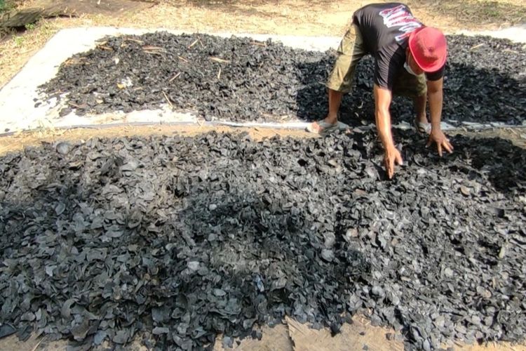 Acung Jubaedi, warga Desa Gintung Lor, Kecamatan Susukan, Kabupaten Cirebon menunjukan arang batok kelapa kepada Kompas.co, di tempat produksinya, pada Sabtu (2/7/2022)