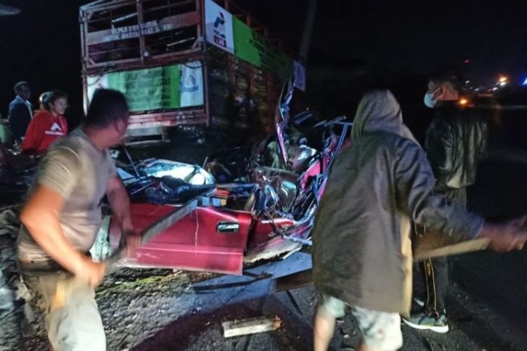 Kecelakaan di Humbang Hasundutan, enam penumpang Honda Civic tewas.