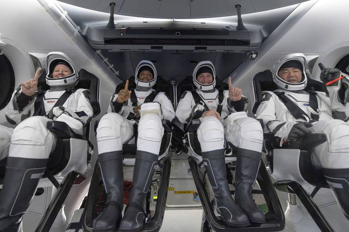 Kiri-kanan: Astronot NASA Shannon Walker, Victor Glover, Mike Hopkins, dan astronot Japan Aerospace Exploration Agency (JAXA) Soichi Noguchi, terlihat di dalam pesawat ruang angkasa SpaceX Crew Dragon Resilience di atas kapal pemulihan SpaceX GO Navigator tak lama setelah mendarat di Teluk Meksiko di lepas pantai Panama City, Florida, Minggu, 2 Mei 2021. Misi SpaceX Crew-1 NASA adalah penerbangan rotasi awak pertama dari pesawat luar angkasa SpaceX Crew Dragon dan roket Falcon 9 dengan astronot ke Stasiun Luar Angkasa Internasional sebagai bagian dari Program Kru Komersial agensi. Kredit Foto: (NASA / Bill Ingalls) 