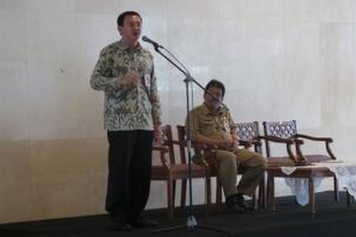 Gubernur DKI Jakarta Basuki Tjahaja Purnama saat memberi surat keputusan (SK) Gubernur Calon Pegawai Negeri Sipil (CPNS) kepada 233 honorer di Balai Kota, Selasa (25/8/2015). 