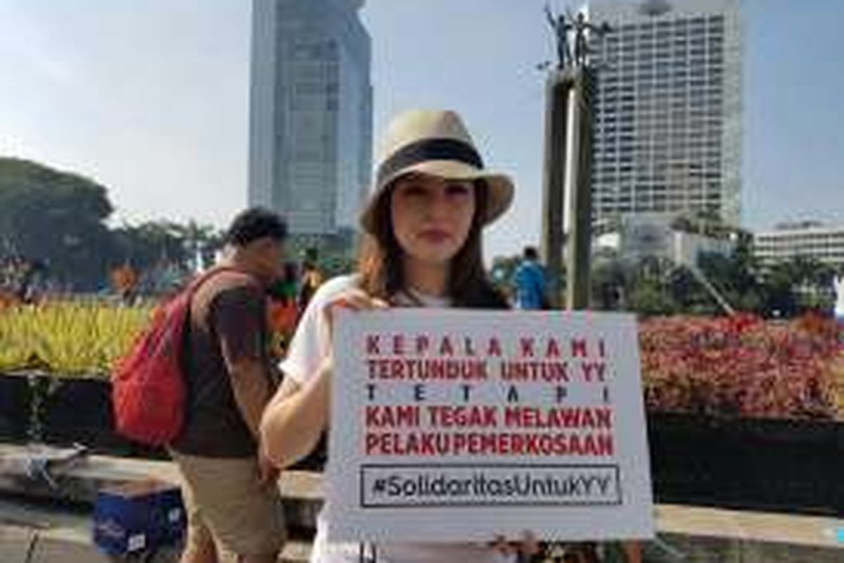 Ketua Umum Partai Solidaritas Indonesia (PSI) Grace Natalie saat aksi solidaritas untuk Yn (14) di Car Free Day, Bundaran Hotel Indonesia, Jakarta, Minggu (8/5/2016).