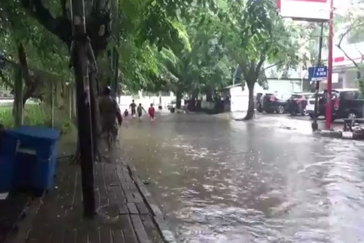 Akses Jalan Perumahan Cipinang Indah, Duren Sawit, Jakarta Timur, terendam banjir akibat hujan deras, Minggu (2/2/2020).