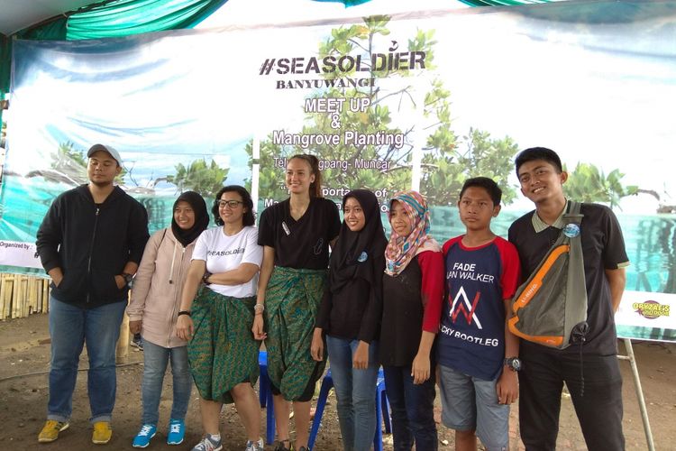 Nadine Chandrawinata bersama dengan peserta menanam mangrove di perairan Kili Kili Muncar, Banyuwangi, Jawa Timur, Minggu (15/10/2017).
