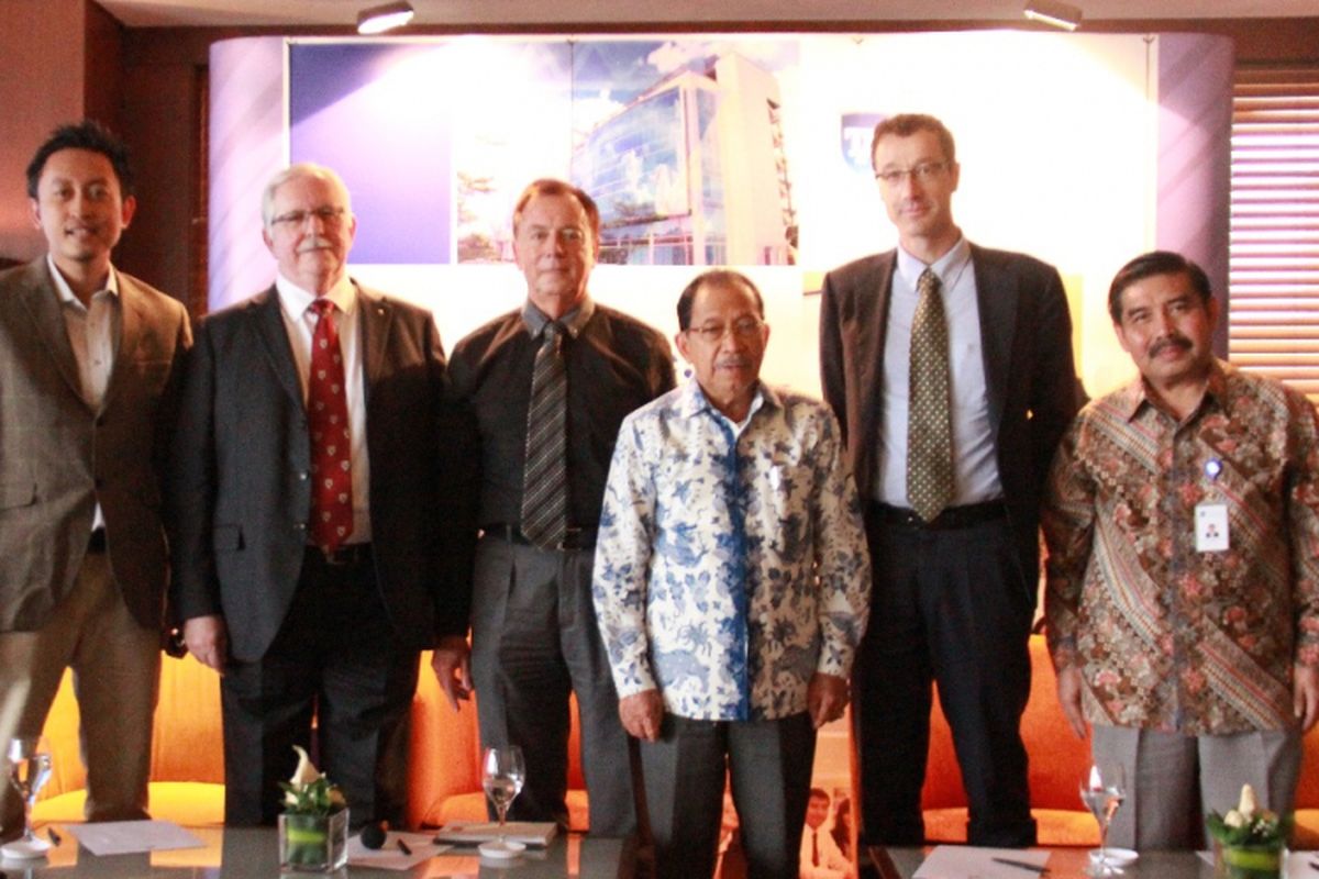 Peluncuran program kerjasama internasional Tanri Abeng University (28/6/2018): Munandar Nayaputera, MBA (Wakil Rektor Non Akademik TAU), Glenn Withers (Board Chair Australia Institute of Business Management and Leadership), Geoff Evans (Director International Collaboration, University of West of Scotland - UWS), Tanri Abeng (Rektor TAU), Martjin Rademarkers (Guru Besar Rotterdam School of Management, Erasmus University, Belanda)

6. Prof. Dr. Muhammad Nur Sadik, MPM (Wakil Rektor Akademik TAU)