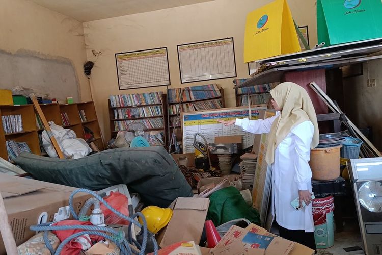 Perpustakaan Terendam Banjir, Siswa SDN 38 Mataram Tak Punya Buku Bacaan