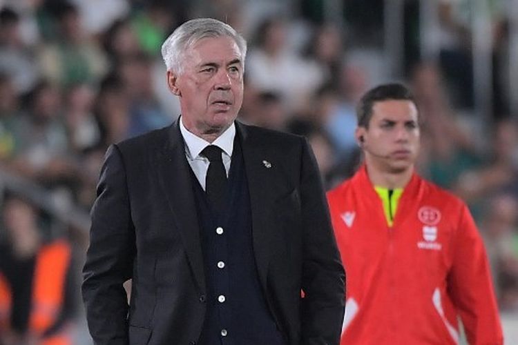 Pelatih Real Madrid Carlo Ancelotti mendampingi anak-anak asuhnya pada laga tandang kontra Elche yang berlangsung di Stadion Manuel Martinez Valero, Kamis (20/10/2022) dini hari WIB.