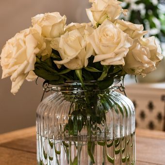 Ilustrasi bunga mawar segar di dalam vas. 