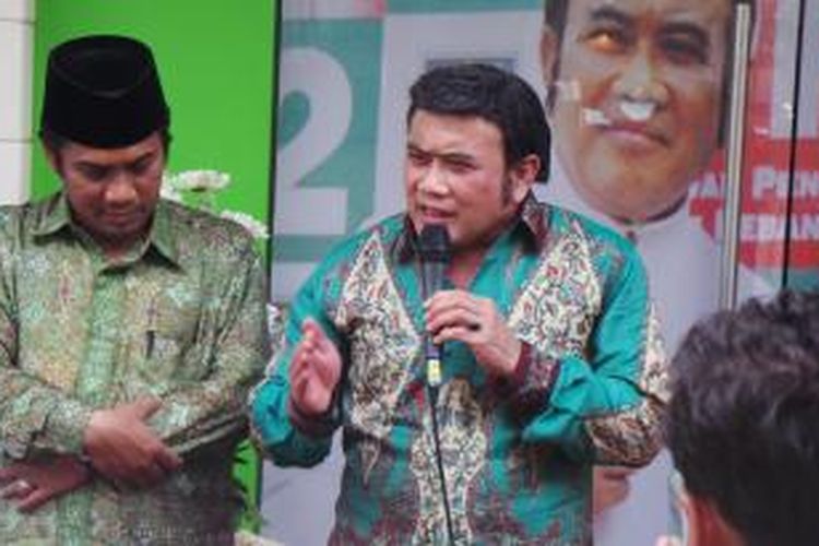 Pedangdut Rhoma Irama (kanan) berbicara dalam acara peresmian posko Rhoma Irama for Republik Indonesia (Riforri), Jakarta, Sabtu (14/12/2013).