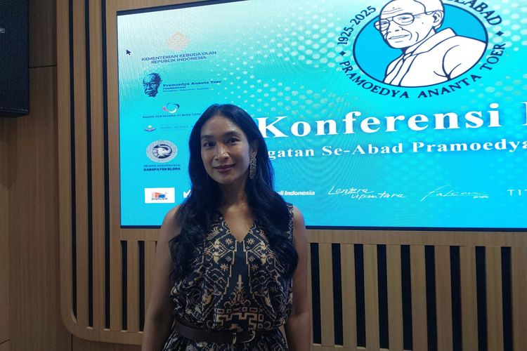 Happy Salma Grogi Akan Tampil Monolog di Peringatan 100 Tahun Kelahiran Pramoedya Ananta Toer
