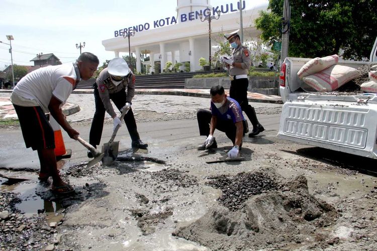 Sejumlah Polres di Bengkulu berinisiatif melakukan penambalan jalan berlubang di wilayahnya masing-masing secara swadaya dan sumbangan masyarakat.