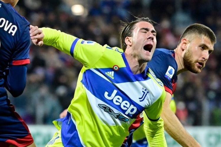 Dusan Vlahovic (tengah) dilanggar oleh Giorgio Altare dalam laga Cagliari vs Juventus pada pekan ke-32 Liga Italia 2021-2022 yang digelar di Stadion Unipol Domus, Minggu (10/4/2022) dini hari WIB.