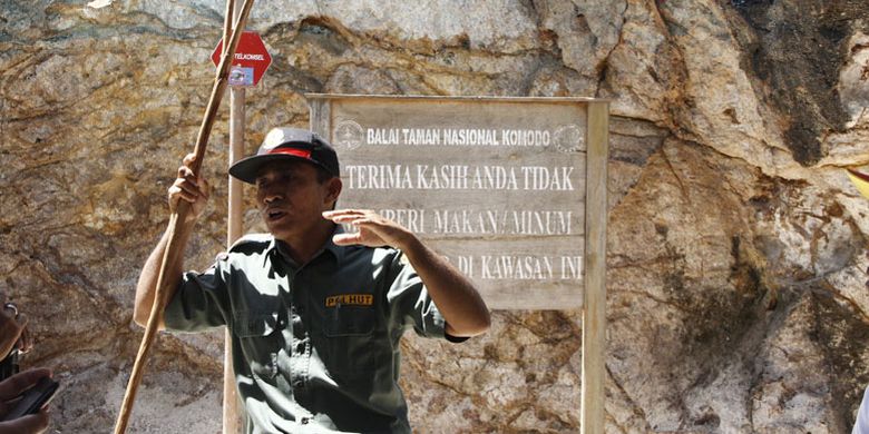 Ranger atau jagawana di TN Komodo memberikan penjelasan kepada wisatawan yang tiba di Pulau Rinca, Kabupaten Manggarai Barat, Nusa Tenggara Timur, Sabtu (10/5/2014)