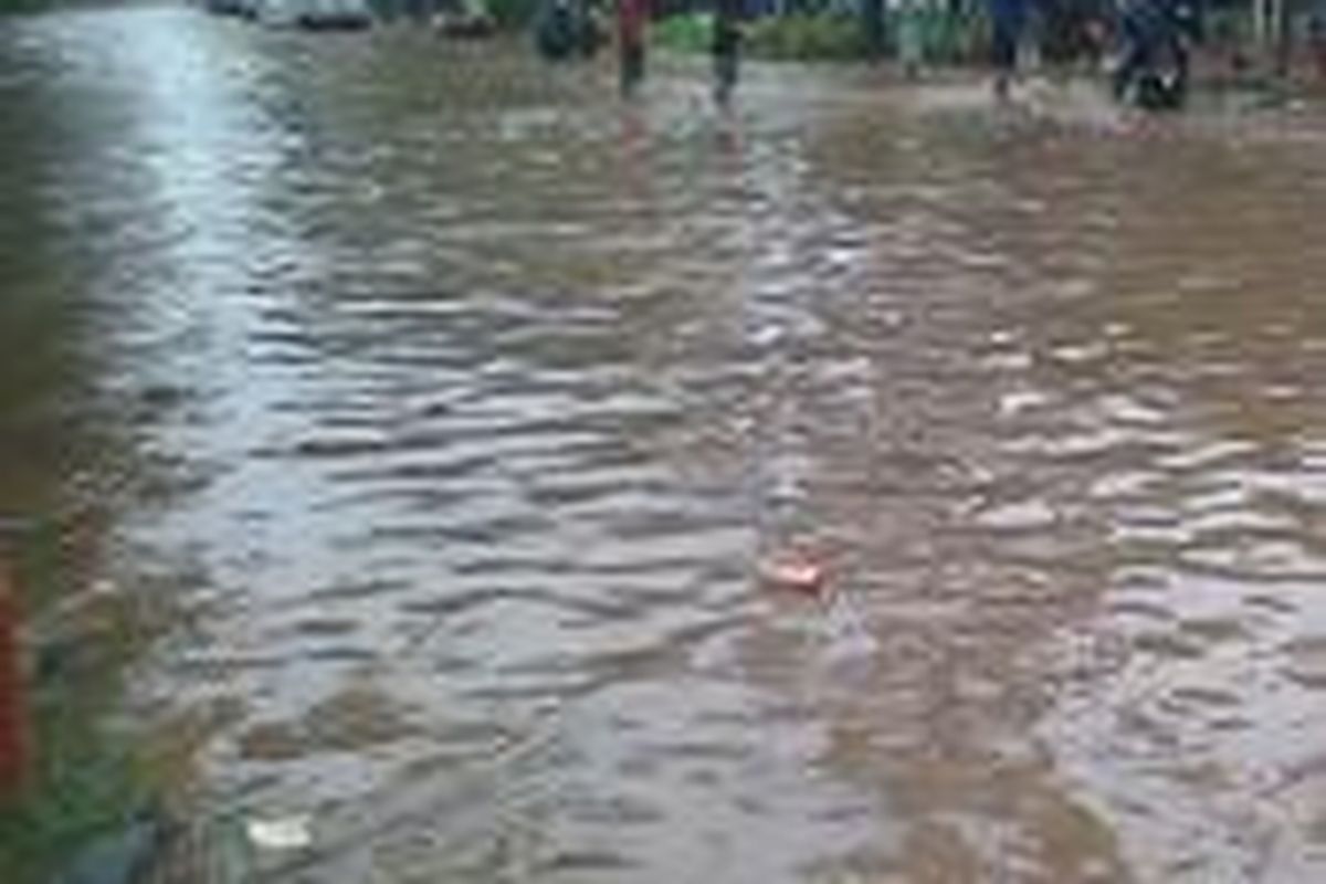 Jalan Kayu Putih Raya di Pulomas, Pulogadung, Jakarta Timur tergenang banjir. Akibatnya, akses ke arah Jalan Perintis Kemerdekaan dan ke Jalan Bulevard Kelapa Gading, Jakarta Utara, lumpuh sementara waktu. Senin (9/2/2015).