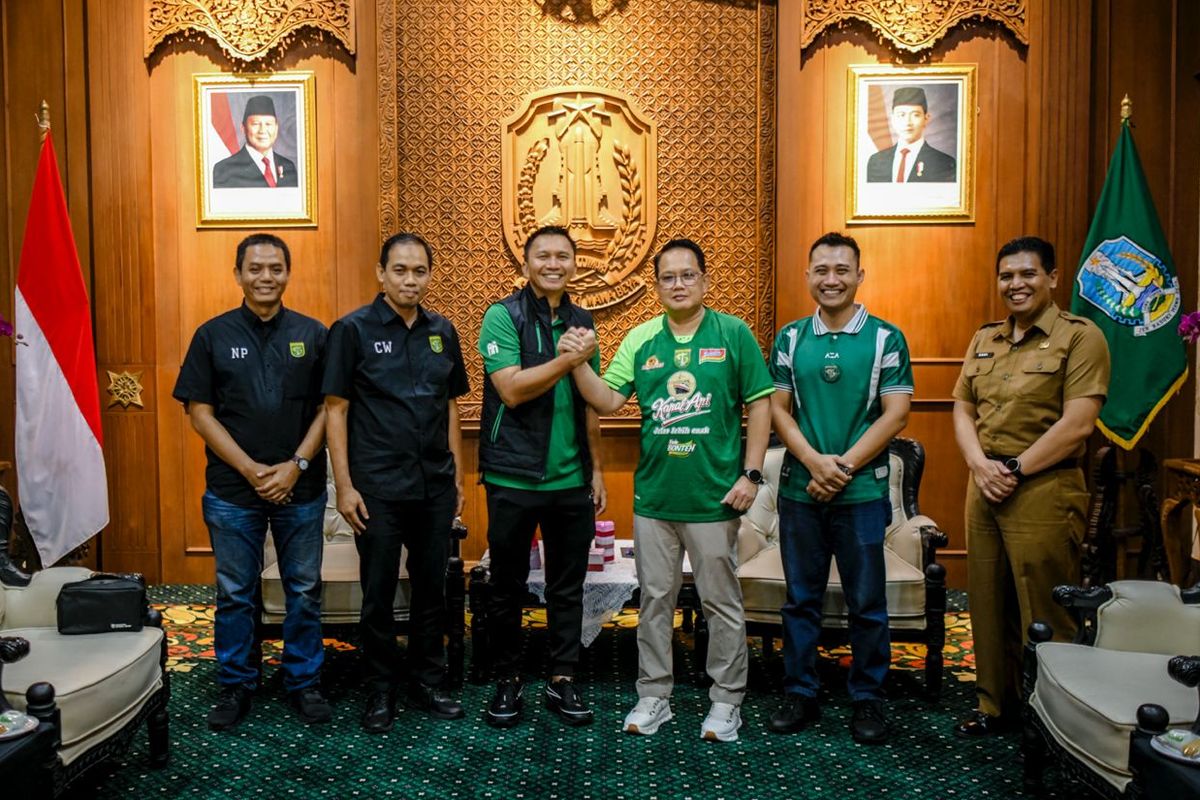 Pj Gubernur Jawa Timur Adhy Karyono bersalaman dengan CEO Persebaya Azrul Ananda di dampingi  Kadispora Jatim M. Hadi Wawan Guntoro memberikan dukungan pada rencana Persebaya menggelar mini camp dan Tret Tet Tet Bonek ke Australia pada Juli mendatang saat berkunjung di Gedung Negara Grahadi, . Selasa, (4/2/2025) pagi.
