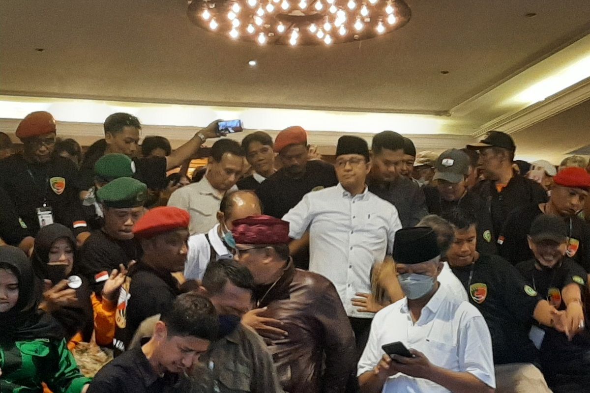 Anies Baswedan saat akan meninggalkan Grand Pacific Convention Hall, Kabupaten Sleman, Rabu (16/11/2022) usai menghadiri acara deklarasi Forum Ka'bah Membangun dan Forum Ulama Membangun. Di dalam acara ini, juga mendaklarasikan Anies Baswedan sebagai Calon Presiden 2024.