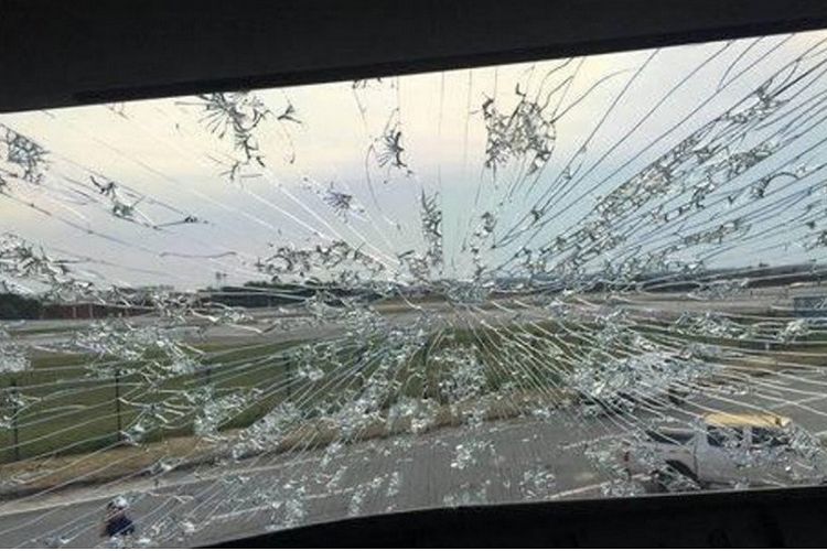 Begini kondisi kaca kokpit Airbus A320 milik maskapai penerbangan Tianjin Airlines yang dihantam badai.