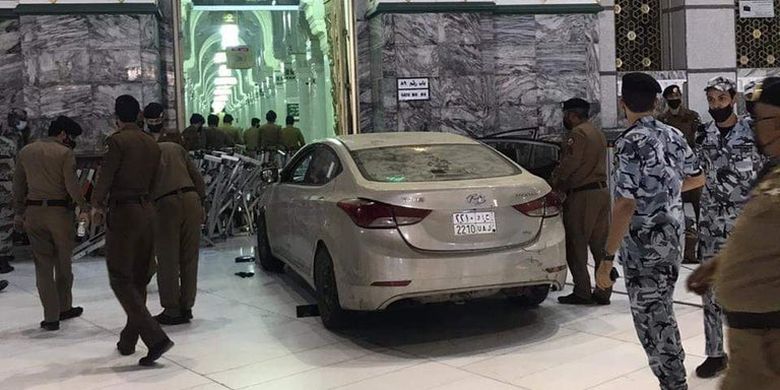 Video viral sedan memasuki Masjid Agung Hit Gate 89