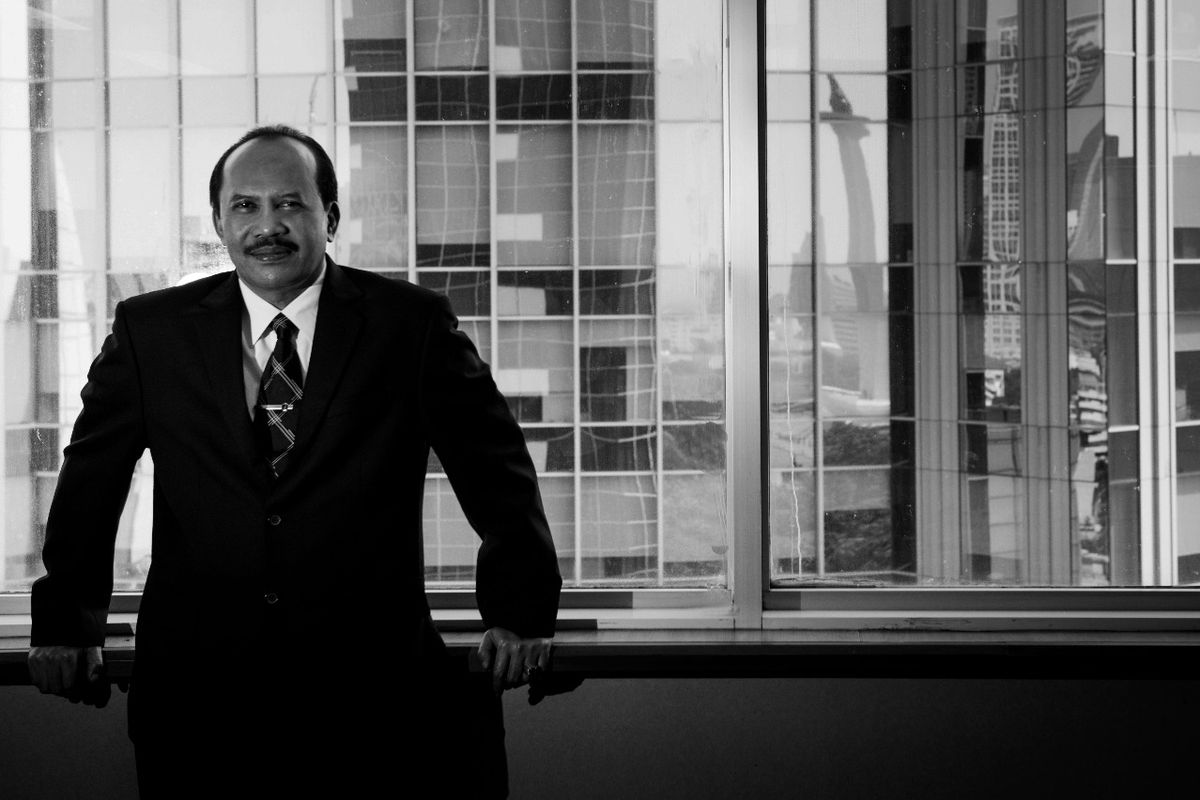 Sekretaris Kementerian Pariwisata Ukus Kuswara sedang berpose di dalam gedung Kementerian Pariwisata