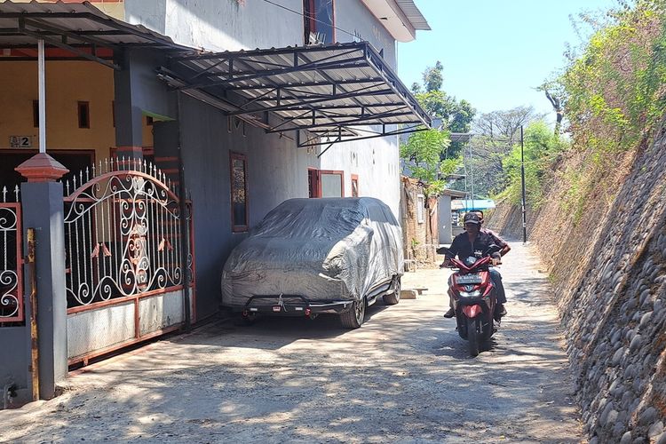 RAMAI: Garasi mobil milik seorang warga Makassar yang berdiri menggunakan badan jalan di Jalan Rappokalling Raya, Lorong Anda, Kelurahan Tammua, Kecamatan Tallo, Kota Makassar, Senin (23/9/2024)