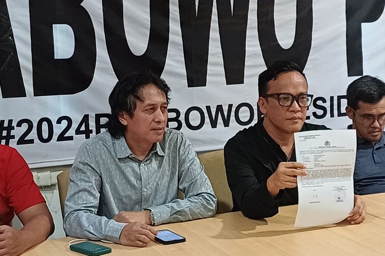 Ketua Rumah Pemenangan Prabowo yang juga Ketua Umum Prabowo Mania Immanuel Ebenezer atau Noel saat menunjukkan bukti laporan polisi terkait pembobolan rumah pemenangan Prabowo-Gibran, Selasa (16/4/2024).