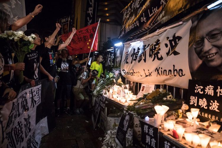 Ribuan warga Hong Kong, Sabtu malam (15/7/2017), turun ke jalan untuk mengenang kematian tokoh pro demokrasi Liu Xiaobo.  