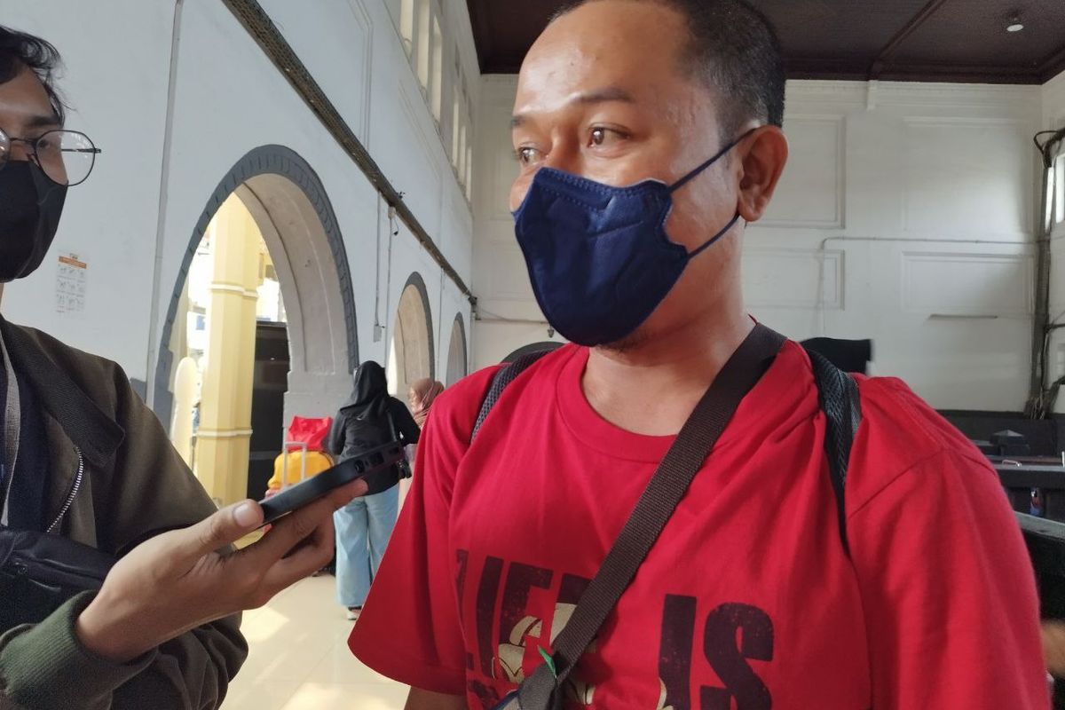 Seorang pemudik asal Kebumen bernama Sulur (40) saat diwawancarai Kompas.com di Stasiun Pasar Senen, Jakarta Pusat, Rabu (26/4/2023). (KOMPAS.com/XENA OLIVIA)