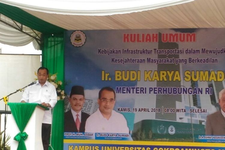 Menhub Budi Karya Sumadi saat menyampaikan kuliah umum tentang Kebijakan Infrastruktur Transportasi dalam Mewujudkan Kesejahteraan Masyarakat di Universitas Cokroaminoto, Makassar, Sulawesi Selatan, Kamis (19/4/2018).