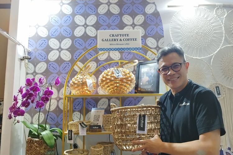 Tio Sujinata dan produk Craftote miliknya