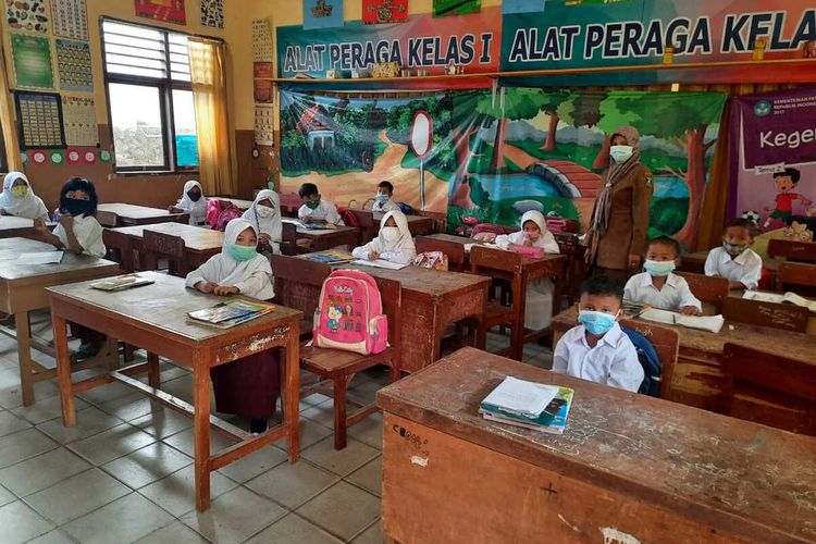 Pemerintah Kabupaten Serang, Banten memulai pembelajaran tatap muka terbatas sejak 16 Agustus 2021