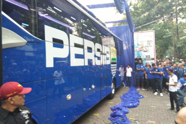Bagian samping bus baru Persib saat peluncuran di Graha Persib, Jalan Sulanjana, Jumat (2/6/2017).