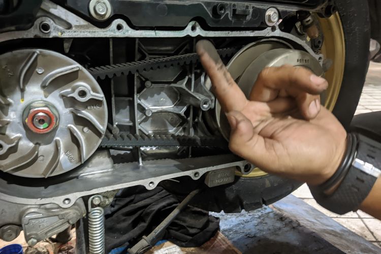 Karet V-belt pada CVT mulai getas dan dipenuhi debu