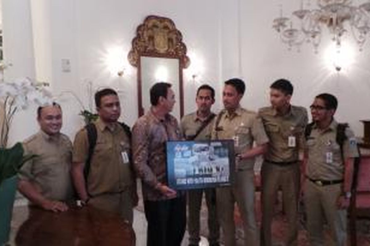 Gubernur DKI Jakarta Basuki Tjahaja Purnama saat menerima enam orang pegawai negeri sipil (PNS) DKI yang mendukungnya untuk memberantas 