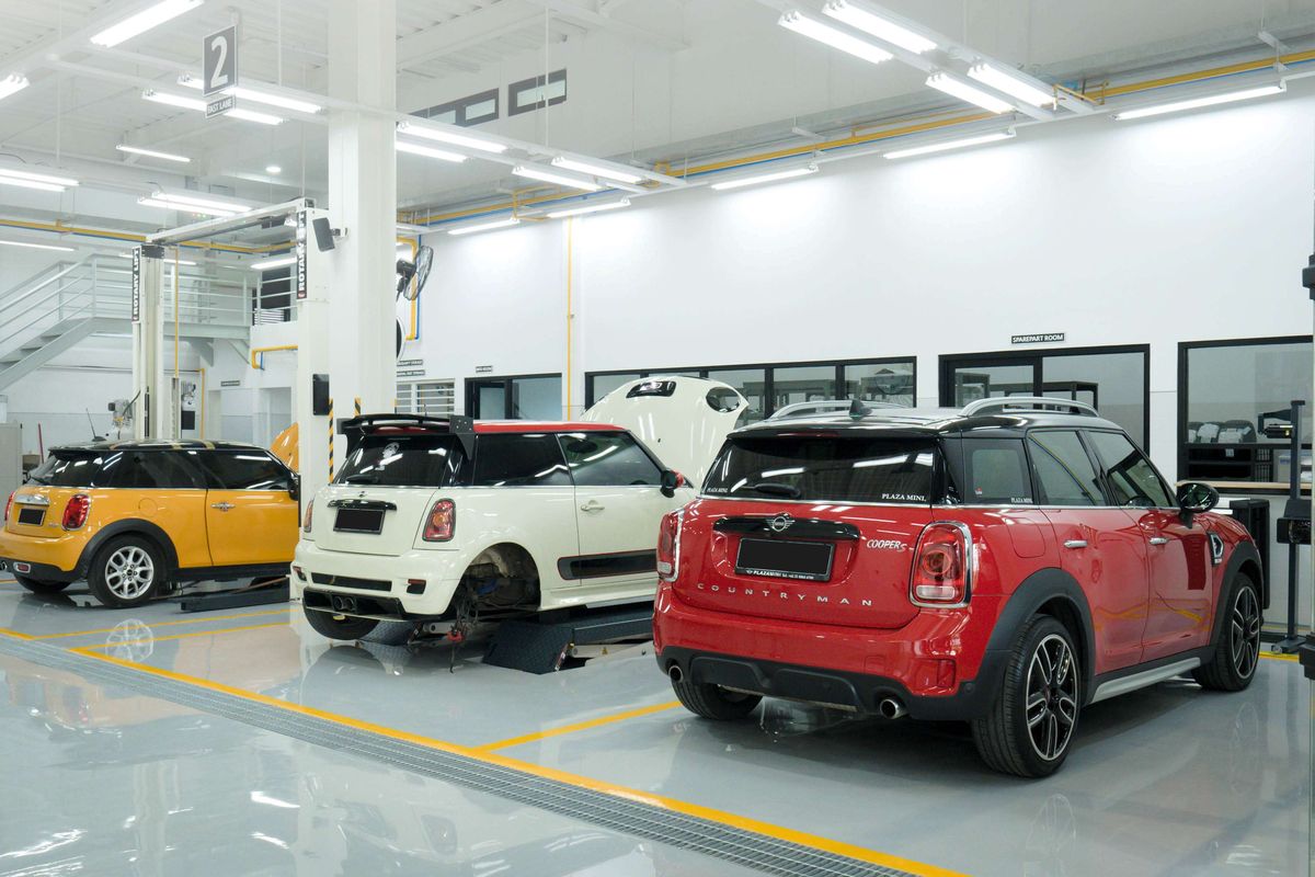 Mobil Mini Countryman terlihat disela-sela peresmian diler pertama Mini Indonesia di Bandung, Jawa Barat, Jumat (26/2/2021). Dealer berfasilitas 4S (sales, service, systems, and spares) ini dilengkapi dengan MINI showroom, customer lounge, one stop service, aftersales service, MINI individual hub, dan lifestyle collection.