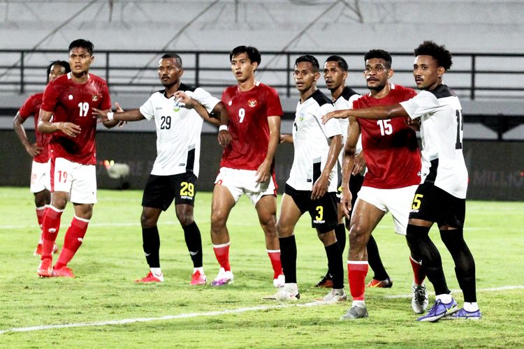 Pemain Timnas Indonesia Ricky Kambuaya dijaga ketat pemain Timor Leste saat ujicoba dalam rangka FIFA Matchday yang berakhir dengan skor 4-1 di Stadion Kapten I Wayan Dipta Gianyar, Kamis (27/1/2022) malam.